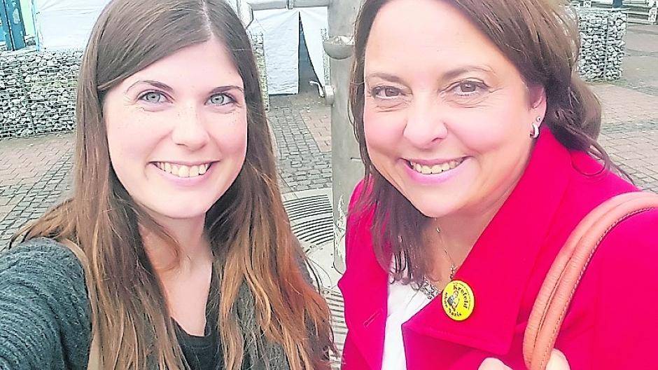  Nicole Specker traf Reporterin Alina Gries am Marktplatz in Jüchen. Dabei fielen ihr direkt die beschmierten Plakate auf. 