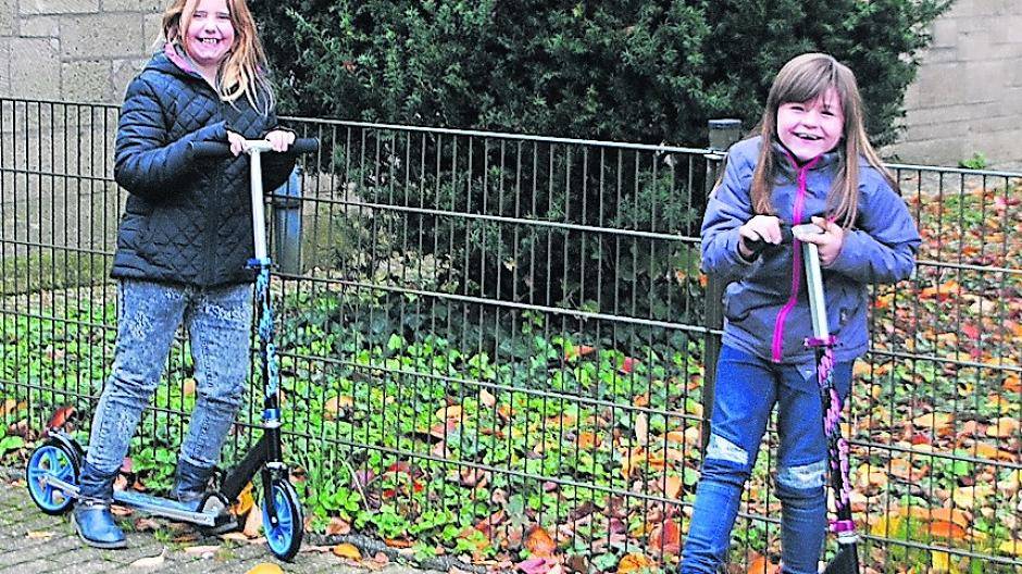  Anna-Lena und Samantha können wieder lachen: Sozial engagierte Kurier-Leser sorgten mehrfach für „Roller-Ersatz“. 