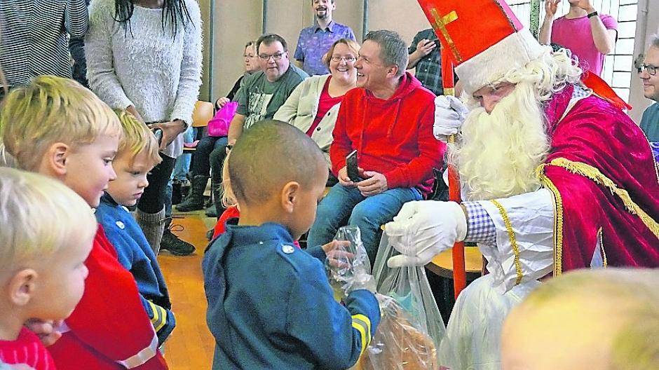  Auch die Kleinsten zeigten dem Nikolaus voller Begeisterung, welche beruflichen Alternativen er vielleicht finden könnte ... 