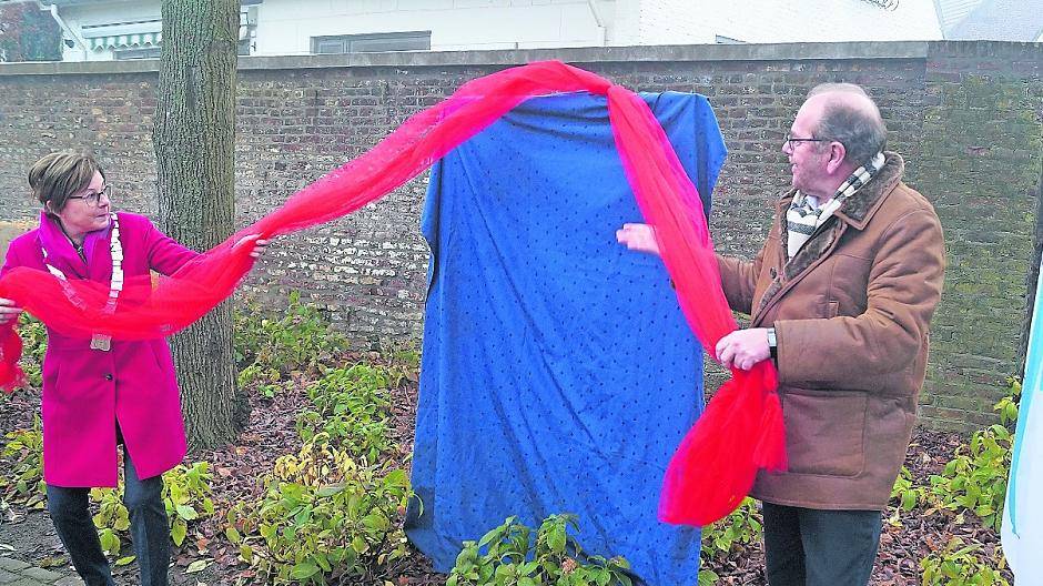  Zwei ähnliche Ansichten: Auf dem Binnenplaats in Kessel enthüllte Vize-Bürgermeister Edmund Feuster um 11 Uhr die Gedenktafel mit Bürgermeisterin Wilma Delissen van Tongerlo.  