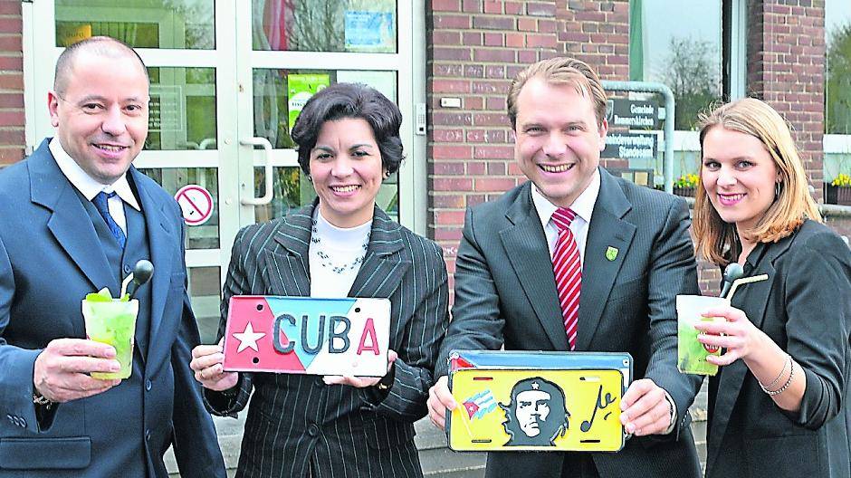  Gemeinsam mit dem Verein „Soli Cuba“ bringt die Gemeinde Rommerskirchen als Rahmenprogramm zum „Rommersfood-Festival“ am 8. September kubanisches Flair auf den Markt. Von links nach rechts: Anette Chao Garcia, Leiterin der Außenstelle der kubanischen Botschaft in Bonn mit ihrem Ehemann, Bürgermeister Dr. Martin Merten sowie Stephanie Remus, Vorsitzende des Vereins „Soli Cuba“ 