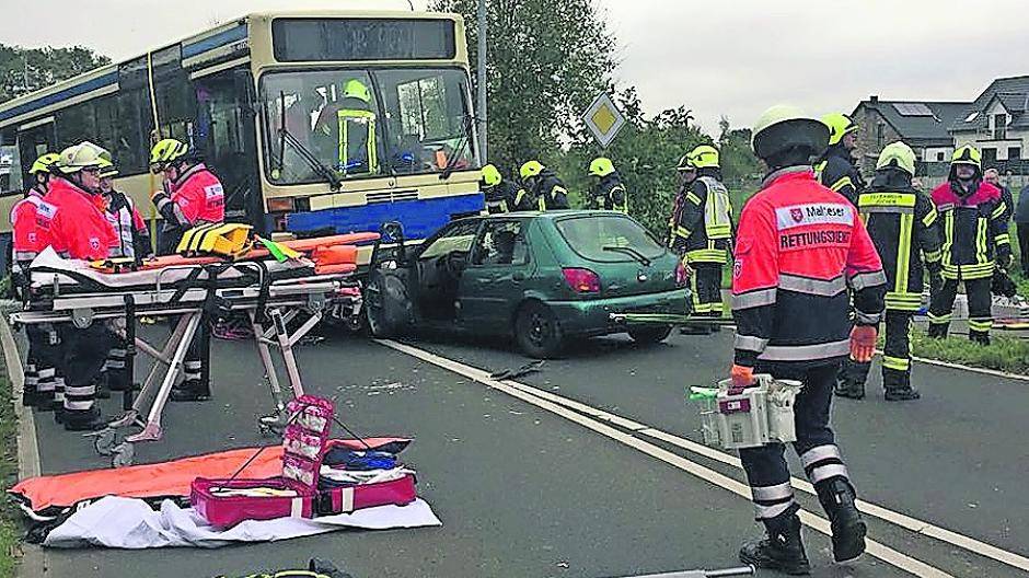 Feuerwehr übt am simulierten Unfall