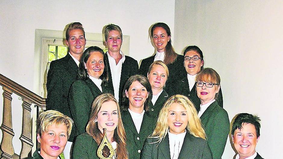  Manuela Velder, Monika Treppner, Nadine Birke, Nicole Kuhn, Nicole Schmitz, Katja Schuster, Angela Eißenberg, Sandra Kirchhof, Andrea Philipsen, Jana Krummbein, Christina Wolf Melanie Borgward sowie Gast-Standartenträger Bernd Claßen (nicht im Bild) bilden den neuen Reiterverein.  