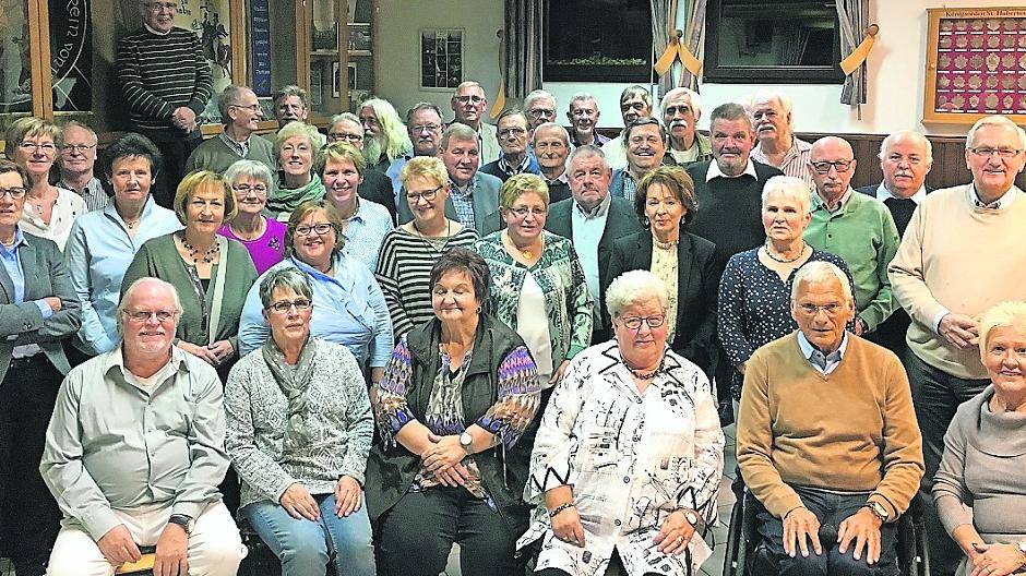  Große Mehr-Jahrgangs-Klassentreffen in Vanikum: Da gab es jede Menge zu erzählen, sich zu erinnern und zu lachen. 