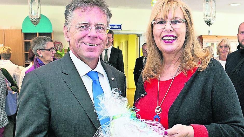  Landrat Hans-Jürgen Petrauschke und Barbara Kremers-Gerads bei der Verabschiedung im Lindenhof. 