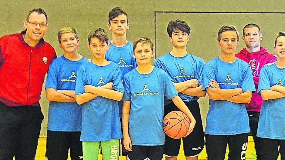  Das Gymnasium hat den Titel abgeräumt und darf den Rhein Kreis jetzt bei den Bezirksmeisterschaften vertreten: Martin Meyer, Jonas Bischof, Nino Bischofs, Vincent Weistroffer, Lennart Sent, Duncan Büsch, Rick Beulen, Gergö Vados, Sören Anstötz (von links nach rechts). 