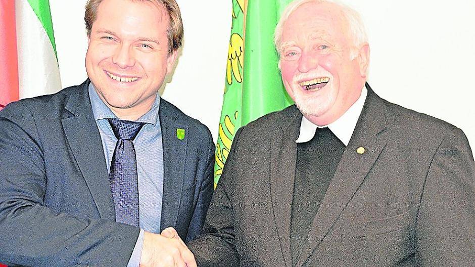  Nahmen Abschied von einander::: Bürgermeister Mertens und Monsignore Freericks. 