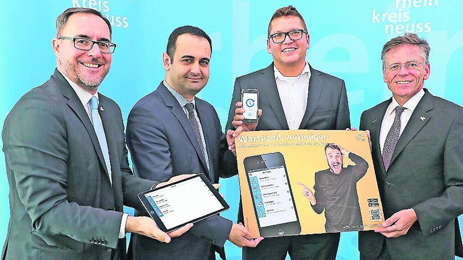  Von links nach rechts: E-Governmentbeauftragter Harald Vieten, IT-Dezernent Bijan Djir-Sarai, Projektleiter Jürgen Brings und Landrat Hans-Jürgen Petrauschke stellen die neue Straßenverkehrsamts-App des Rhein-Kreises vor. 