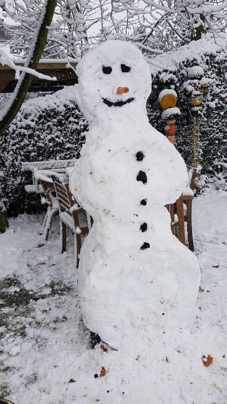 Einen 1,80 Meter großen Schneemann schickte uns Jana Wei via...