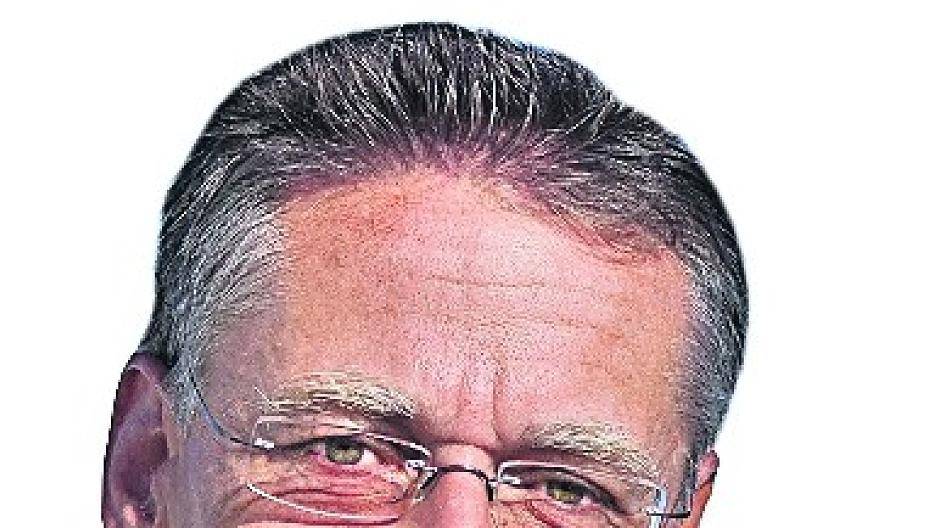  Stehen in Sachen Konverter auf unterschiedlichen Seiten: Landrat Hans-Jürgen Petrauschke und SPD-Fraktions-Chef Rainer Thiel. Zwischen den beiden zu sehen, welche optischen Auswirkungen der Standort auf der Stadtgrenze zwischen Kaarst und Meerbusch hätte. 