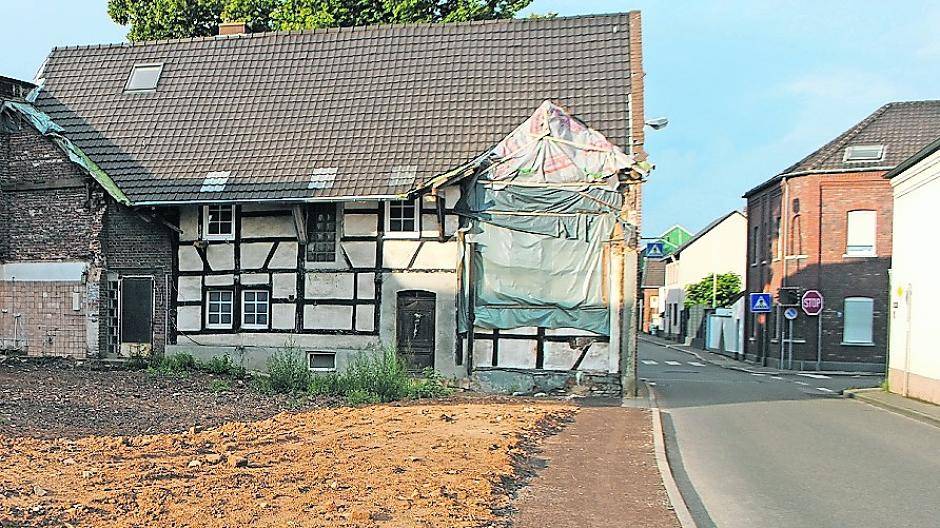  Kahl siehts aus neben dem „Oehmen Hof“ — bald ist dort vielleicht schon ein Kreisel oder eine Ampelanlage. 