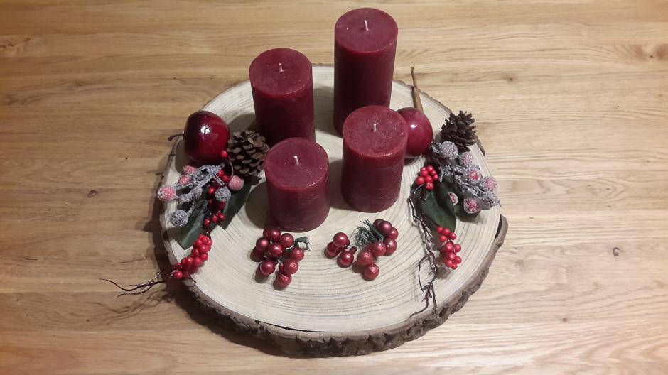 "Den Adventskranz hat meine Verlobte selbst gemacht. Mir gefällt er sehr gut. Es ist...