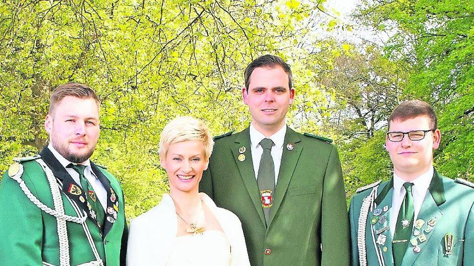  Die Hofherren (von links) Tobias Uhlemann, Jonas Dörenkamp und Marius Wingrich mit Königin Bettina. 