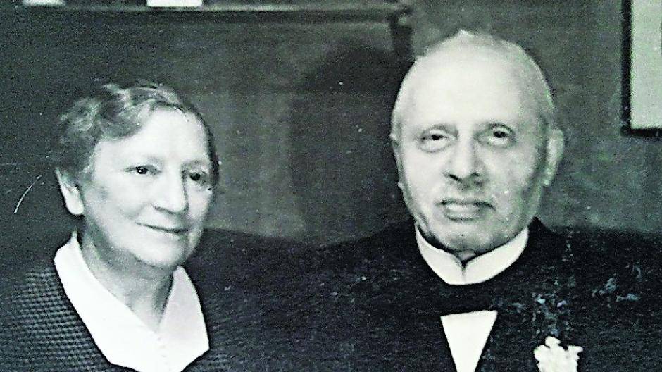 Der heut 94-jährige Fred Stern, der als Jugendlicher mit seinen Eltern nach dem Novemberpogrom Anfang 1939 in die USA emigrierte, bewahrt noch heute Fotos auf, die er nach dem Novemberpogrom gemacht hat, um in der neuen Welt eine Erinnerung an seine Großeltern Lazarus und Julie Goldstein zu haben. Die Goldsteins waren die letzten Grevenbroicher, die im Sommer 1942 hochbetagt nach Theresienstadt deportiert und wenige Wochen später in Treblinka ermordet wurden. 