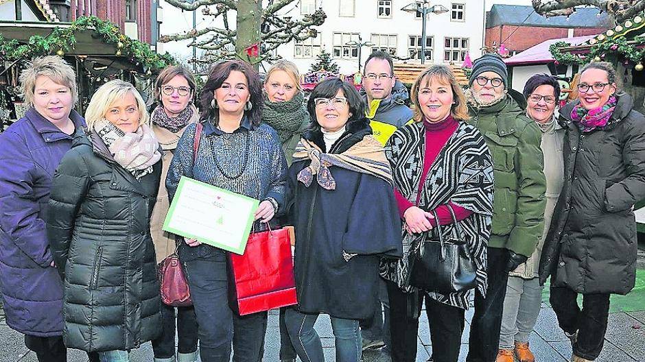  Geschäftsleute aus der Fußgängerzone taten sich am Wochenende zusammen und sammelten 1.000 Euro für die „Aktion Lichtblicke“. Getreu dem Motto: „GrevenbroICH — Hier wird mit Herz geHANDELt.“ 