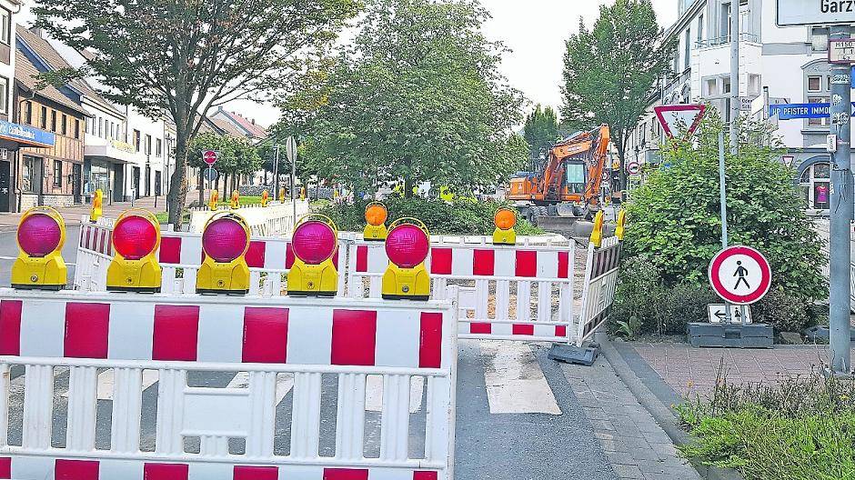  Bei den weißen Balken auf der Straße am Marktplatz handelt es sich nicht um einen Zebrastreifen sondern um eine Querungshilfe. 