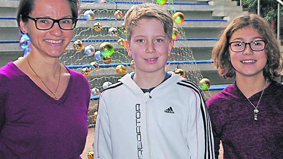  Lateinlehrerin Dorothee Carlsohn-Tönneßen (links) mit Timo Markert und Kristina Otto. 