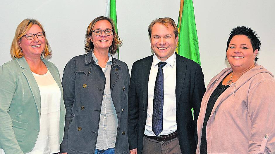  Ulrike Ohmes, Marion Klein (Jugendamt des Rhein-Kreises), Bürgermeister Dr. Martin Mertens, Monika Lange (Leiterin des Amtes für Kinder, Jugend, Familie und Bildung) 