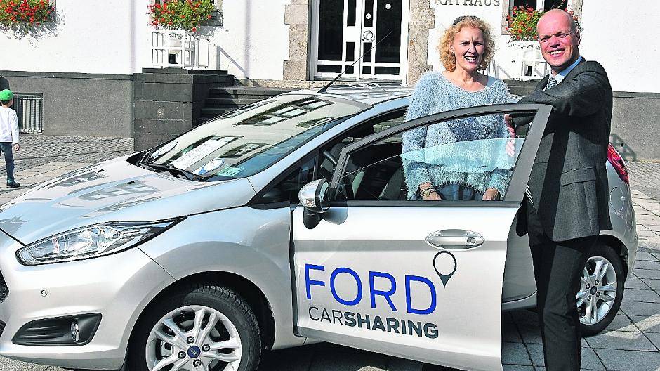  Die „Europäische Mobilitätswoche“ ist eine Kampagne der Europäischen Kommission, die jedes Jahr im September stattfindet. Sie bietet Kommunen aus ganz Europa die Möglichkeit, ihren Bürgern zu zeigen, dass nachhaltige Mobilität möglich ist, Spaß macht und im Alltag praktisch gelebt werden kann. Im Stadtgebiet fahren bereits drei Car-Sharing-Fahrzeuge, welche über „Ford Breuer“ platziert wurden. Am Aktionstag machte Bürgermeister Klaus Krützen auf dem Marktplatz mit einem der Fahrzeuge erneut auf dieses Angebot aufmerksam. Der entsprechende Motivations-Slogan lautet: „Gemeinsam nutzen bringt dich weiter“. 