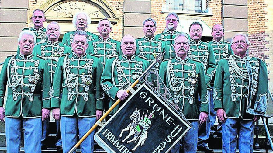  Auf ein 65-jähriges Vereinsleben können die „Grünen-Husaren“ Frimmersdorf zurückblicken. Im Jahre 1952 wurden sie vom Jägerzug „Lützow“, wo einige ihrer Väter aktiv den Schützenbetrieb wieder in Gang brachten, gegründet, und die Mütter schneiderten aus „allerfeinsten Stoffen“ eine Uniform. Als stattliche Knaben wurden sie dann der Frimmersdorfer Schützenwelt präsentiert. Es wurde eben schon damals für den Nachwuchs gesorgt. Immer mehr kleine Schützen schlossen sich dieser Formation an. Als Edelknaben bekamen sie eine kleine Fahne (Wimpel) aus Morken-Harf geschenkt, die die jetzigen Tellschützen noch heute mit Stolz tragen. Aus Edelknaben wurden Jugendliche und man beschloss, einen Jägerzug zu bilden. Im Jahre 1968 formierte sich der Jägerzug um in„ Grüne-Husaren“. „2017 werden wir aus gesundheitlichen Gründen nicht mehr am aktiven Schützenwesen teilnehmen. Inaktiv bleiben wir dem Bürger-Verein treu“, erläutert Karl-Heinz Schnorrenberg das „... und tschüss“ seines Zuges. 
