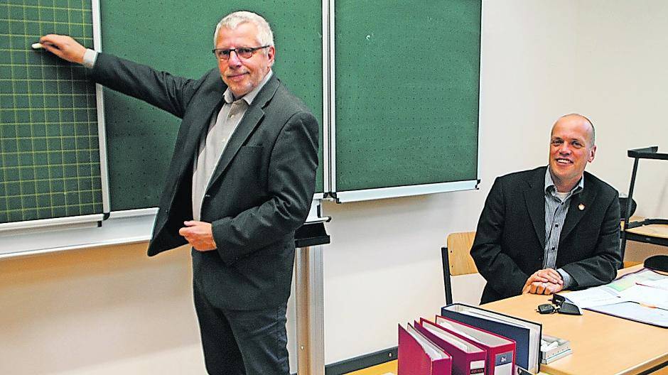  Heinz-Gerd Schmitz, Schulleiter der katholischen Hauptschule, beim symbolischen Probe-Unterricht für Bürgermeister Klaus Krützen.  