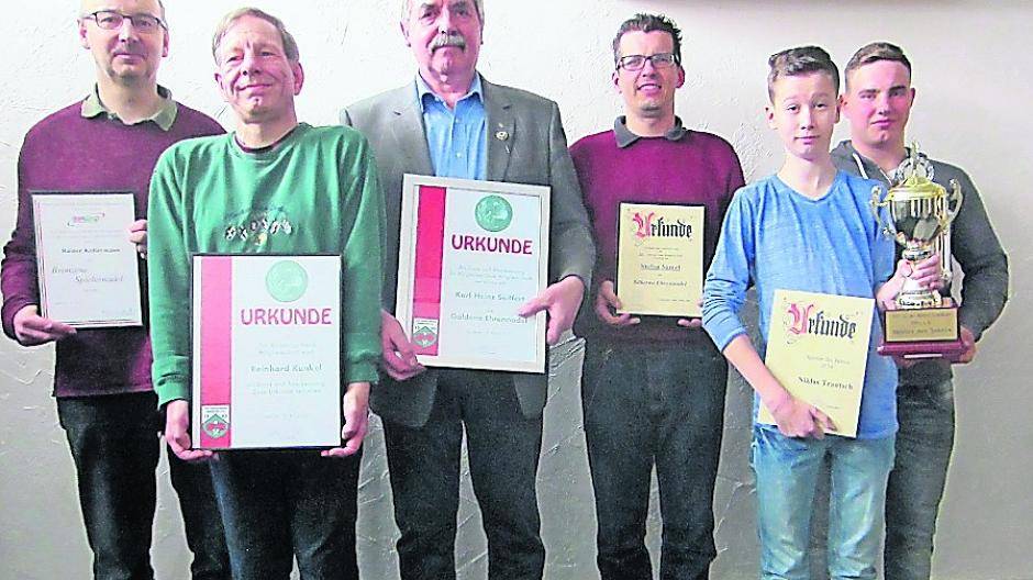  Die geehrten Mitglieder von links nach rechts: Rainer Koltermann, Reinhard Kunkel, Karl-Heinz Seiffert, Stefan Samel, Niklas Trautsch und Nicolas Coenen. 