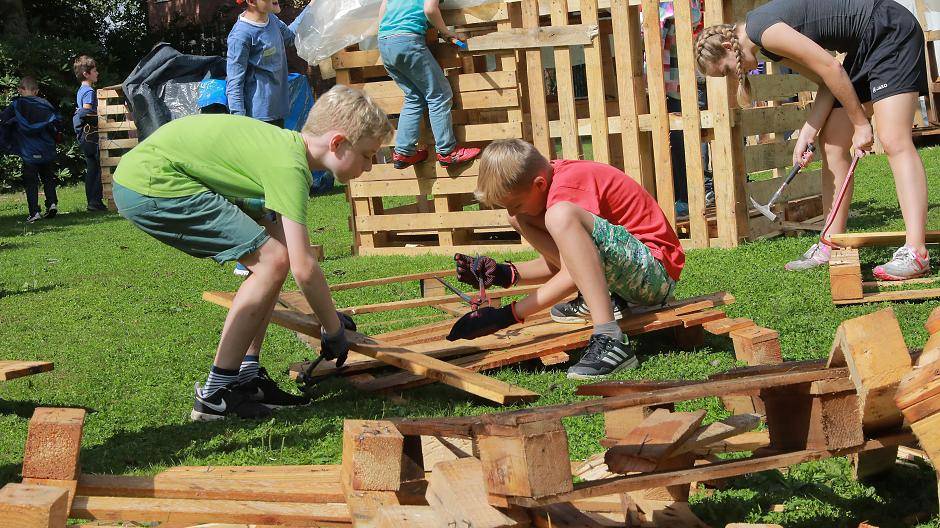 Ferienfreizeit: Hammer und Säge statt Bücher