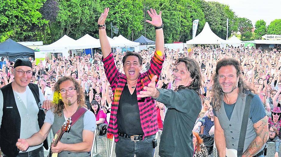  Die Domstürmer kommen nach Bedburg. Und machen Stimmung — so wie hier bei der „Kölschen Welle“ in Dormagen. 