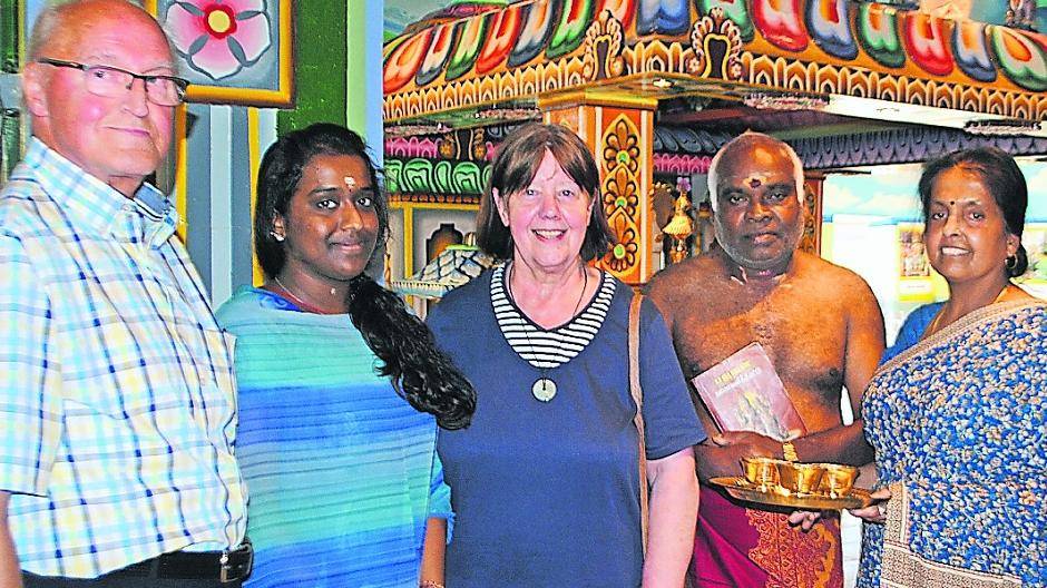  Karl-Heinz Ehms (links) und Hildegrad Kux (mitte) freuen sich, dass den Tamilen mit dem Hindu-Tempel in Hochneukirch eine neue Möglichkeit des Glaubens geboten wird. 