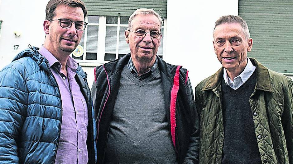  Von links: Axel, Karl-Theo und Hans Hensen sind ihrem Vorfahr auf der Spur. Im Hintergrund: der alte Firmensitz von Theo und Gertrud Hensen.  