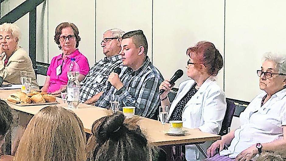  Simon Kleiner moderierte und diente zugleich auch als Dolmetscher. Die Zeitzeugen hatten die ungeteilte Aufmerksamkeit der Schüler. 