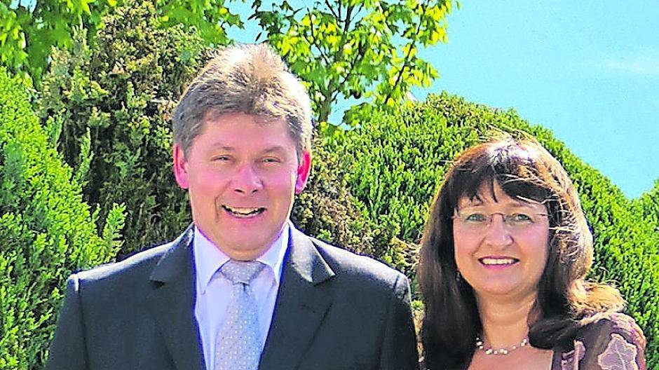  Kronprinz ist in diesem Jahr mit Horst Hasenbein ein waschechter Langwadener. Mit seiner Gattin Petra und Tochter Natascha wohnt er direkt in Sichtweite des Dorfplatzes. Er ist Gründungsmitglied des Jägerzuges „Lankem Treu“ und genau wie sein Schützenzug, feierte er im vorigen Jahr seine 25-jährige Mitgliedschaft. Ihm zur Seite steht seine Gattin Petra, die sich ebenfalls vom Kirmesfieber hat inspirieren lassen. Sie ist sozusagen der Ruhepol der Beiden. 