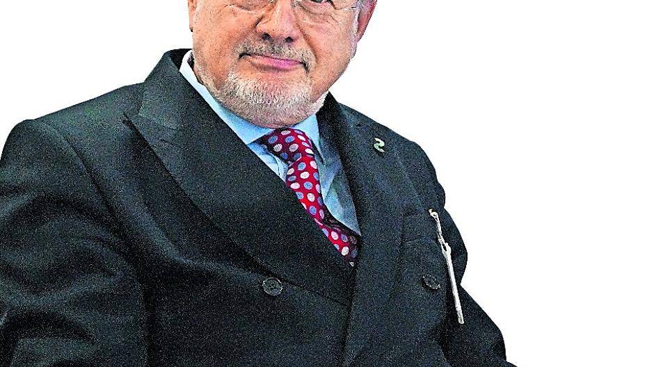  Sigurd Rüsken, Geschäftsführer der Kreis-Kliniken, mit den beiden neuen Chefärzten: Nicole Pfeifer für die Geriatrie-Klinik und Dr. Benedikt Münz für Herz-, Gefäß-, Katheter- und internistische Intensiv-Medizin. 