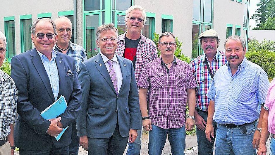  Die Hülchrather Delegation zusammen mit Landrat Hans-Jürgen Petrauschke und Johannes Grundmann als Chef der Bewertungskommission.  
