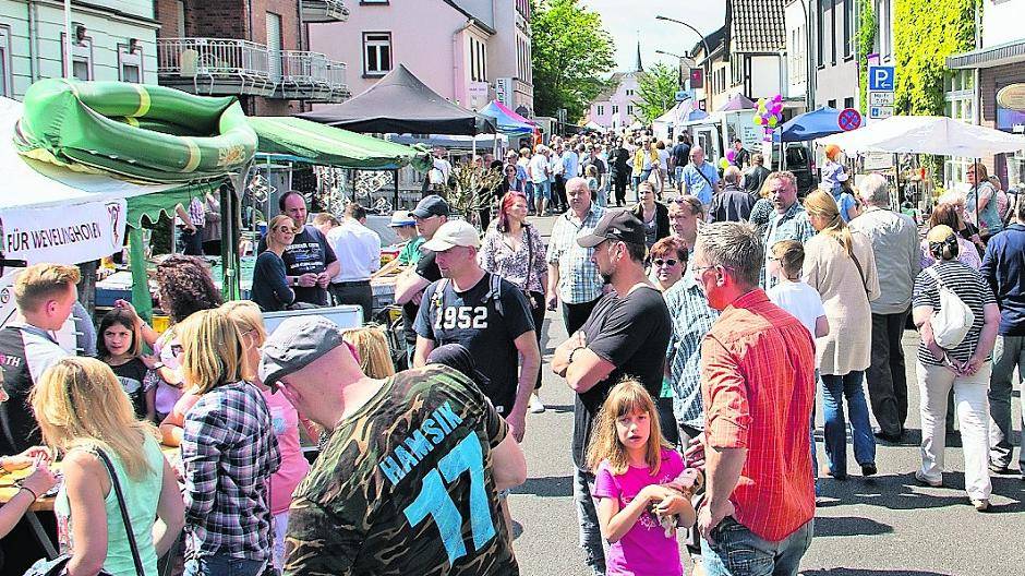  Pulsierendes Leben beim Wevelinghovener Mai-Markt: Rund 23.000 Besucher wurden in den Straßen und auf den Plätzen der Gartenstadt gezählt. 
