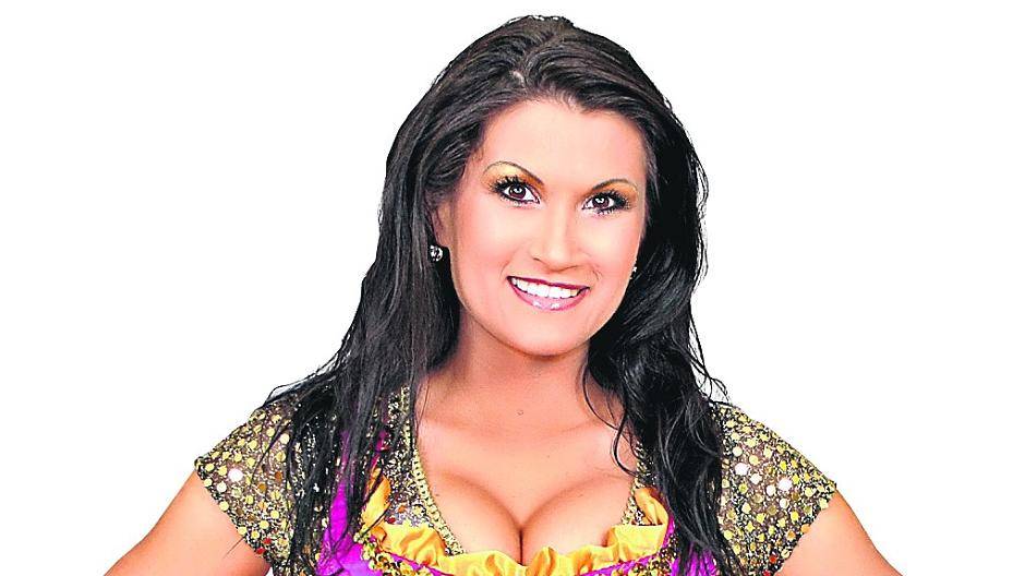  Antonia aus Tirol präsentiert auf dem Schloss-Platz natürlich auch ihren brandneuen Titel „Flieg nicht zu hoch — Joladie“. Ein tanzbarer Pop &amp; Partyschlager zum Mitsingen. Es geht um Liebe, verliebt sein und um das Gefühl, einfach mal abzuheben, alles für einen Moment hinter sich zu lassen, dem Alltag zu entfliehen. 