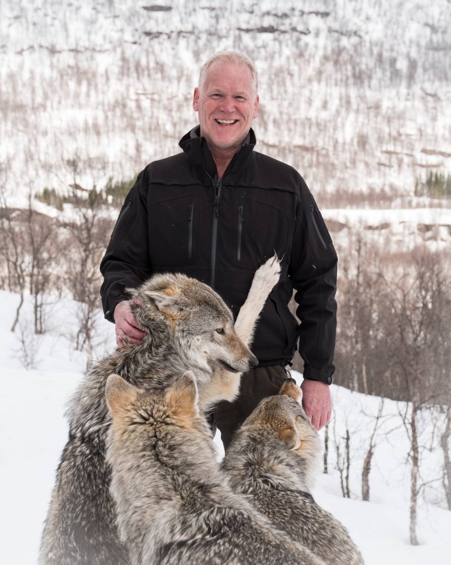 Heinz Strathmann aus Elsen: „Auf Mokkassins zum Nordpol“: Der mit dem Wolf schmust …
