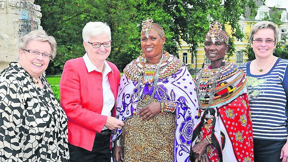  „Mutter Mutig“ Rebecca Lolosoli (Mitte) besuchte Grevenbroich schon einmal. Damals wurde sie von Ise Stockums, Waltraud Sarna und Andrea Heinrich begrüßt. 