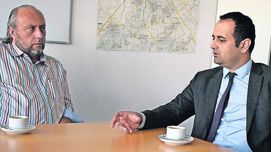  FDP-Bundestagskandidat Bijan Dijr-Sarai (Listenplatz 6) im Gespräch mit der Redaktion, hier links vertreten durch Gerhard Müller. 