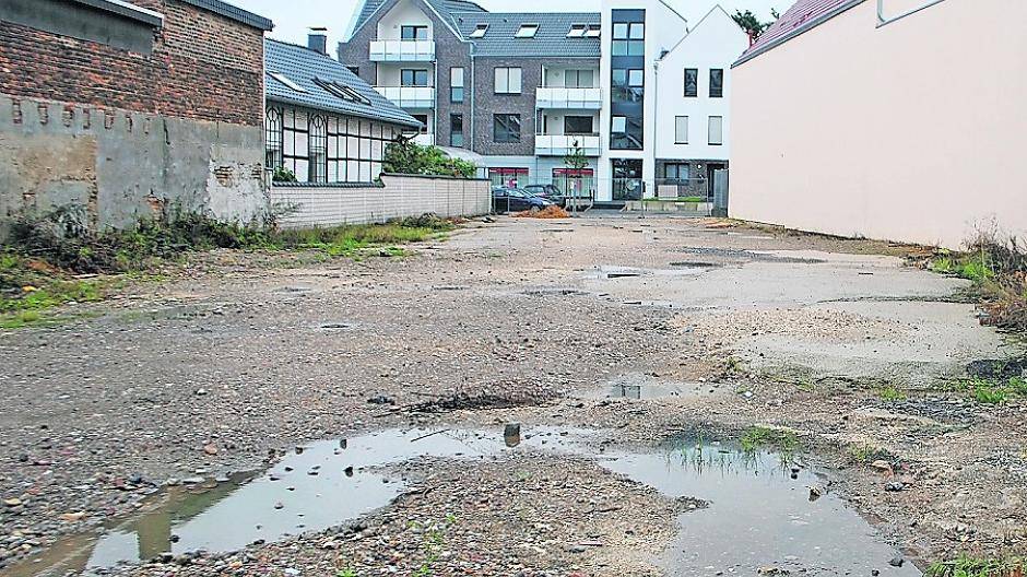  Klaus Dahmen von „Straßen.NRW“ verweist auf die Baufläche an der Kölner Straße/Markt , die Anwohner der Pastor-Harbeck-Straße und Sparkassen-Kunden nutzen dürfen. 
