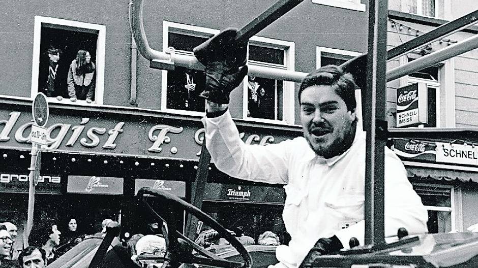  Ein Bild, das Peter J. Möhlen in seinen ersten Jahren als Trakto-Fahrer im Neusser Kappessonntagszug zeigt.  