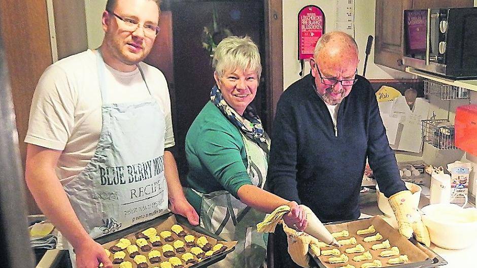  Patrick Kampf, Margriet Lys und Artur Frohn sind fleißig bei der Arbeit.  