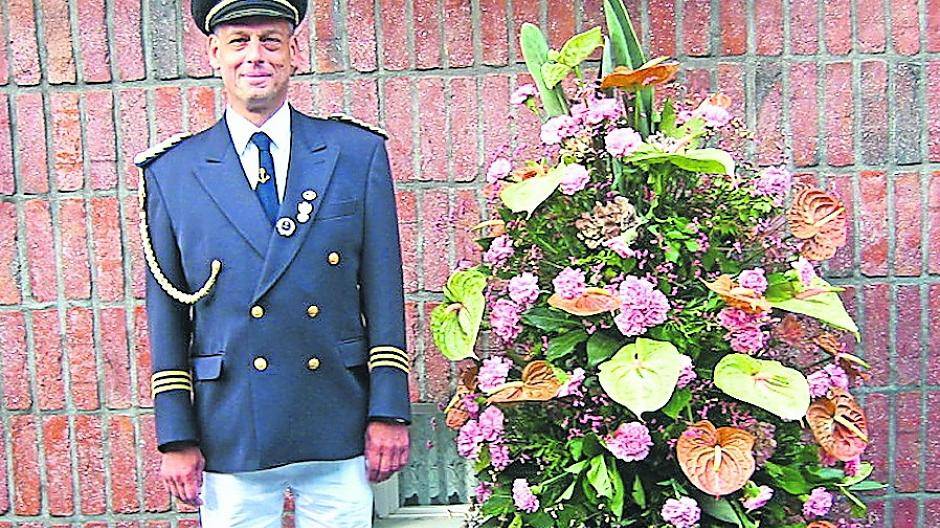  Goldenes Jubiläum im BSV Orken: Jubilar Wolfgang Neuen entstammt einer alten Orkener Schützenfamilie. 1967 trat er den Edelknabenzug bei. Fünf Jahre später wurde er aktives Mitglied bei den „Wasserfreunden Orken“, wo er heute noch aktiv dabei ist. Viermal war Wolfgang Neuen Zugkönig der „Wasserfreunde“. Er bekleidet das Amt des ersten Offiziers. Einige Jahre marschierte er als Fahnenschwenker bei den Umzügen mit. Seine Zugkameraden nebst Damen wünschen Wolfgang alles Gute.  