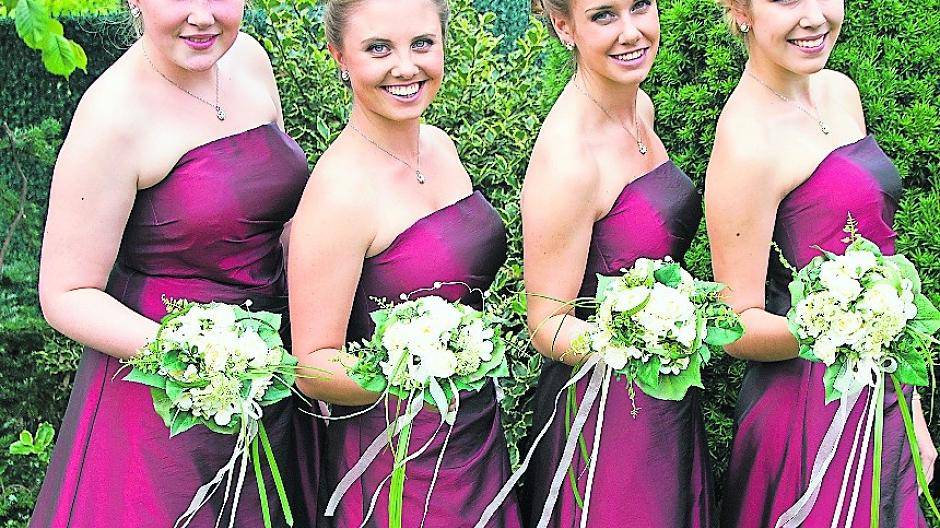  Julia Zimmermann, Jenny Schmitz, Christina Wolf und Saskia Kalf sind die hübschen Hofdamen. 