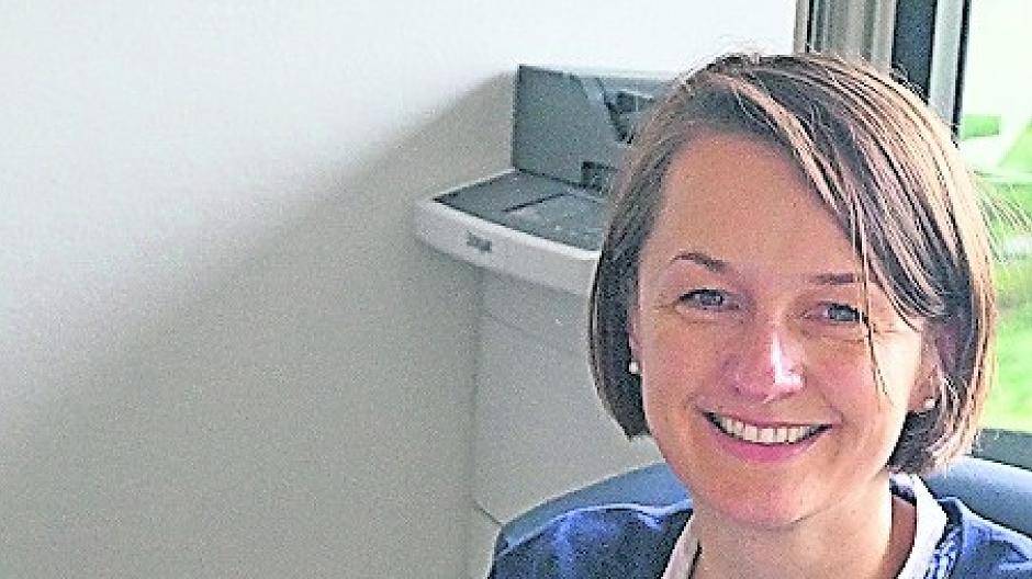  Eva Zilkens führt das Düsseldorfer Büro von Heike Troles. Auf Mülltrennung muss strikt geachtet werden. Allerdings gibt es noch „Kaspel-Kaffee“. 