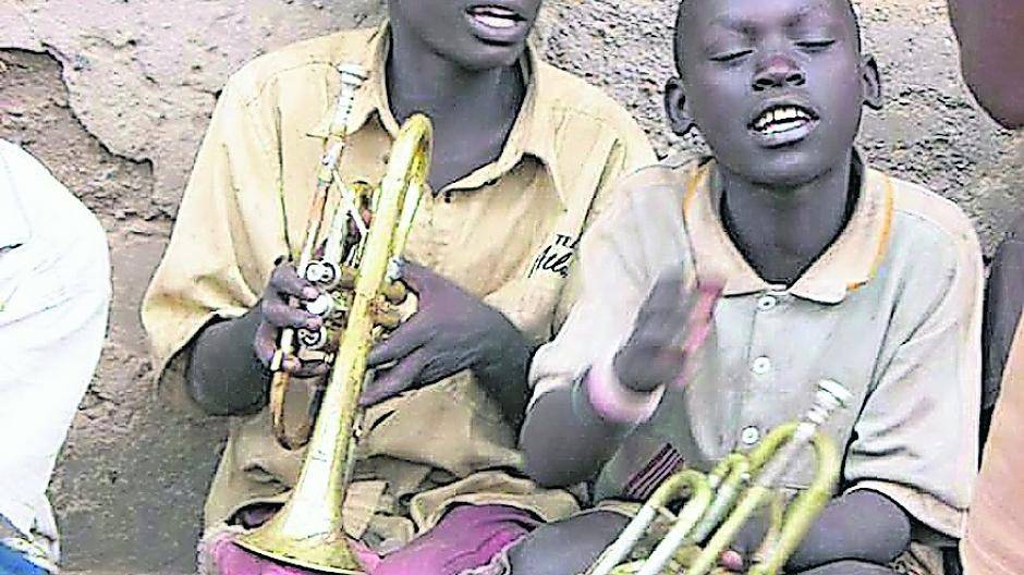  Instrumente-Vergleich Uganda — Kapellen: Die „Grenadier Guards“ wollen helfen (Vorstand unten rechts). Auch Uniformen sollen nach Afrika geschickt werden. 