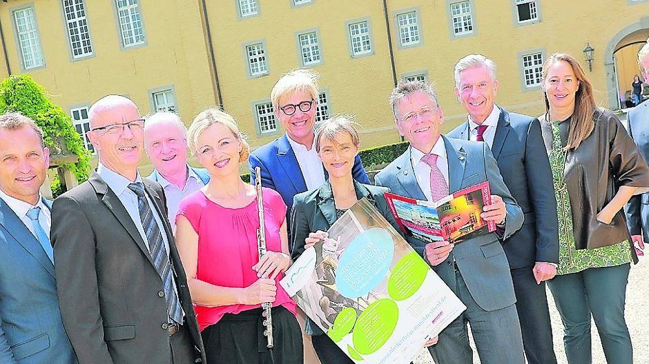  Schirmherren, Sponsoren, Festivalleitung und die Vertreter der Konzertorte. 