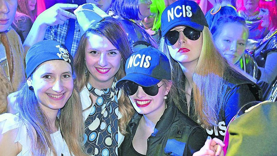  Beide Seiten des Gesetz konnte im Wevelinghovener Narrenzelt antreffen: Die einen kamen im Einsatz-Outfit der beliebten TV-Serie „Navy CIS“, die anderen griffen in die Comic-Kiste und machten als „Panzerknacker“ das Zelt des BV Wevelinghoven unsicher. 