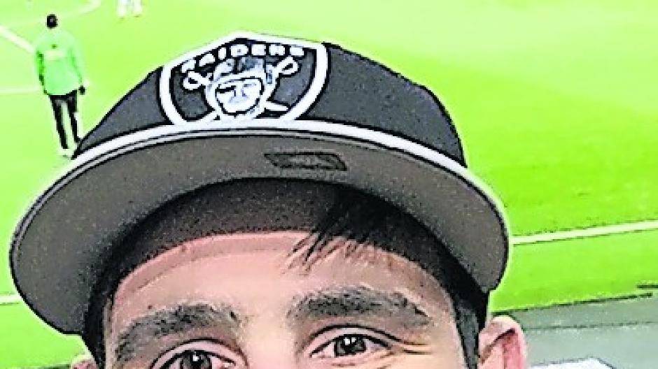  Fußballfan Carlos Lipperson beim Stadionbesuch. 
