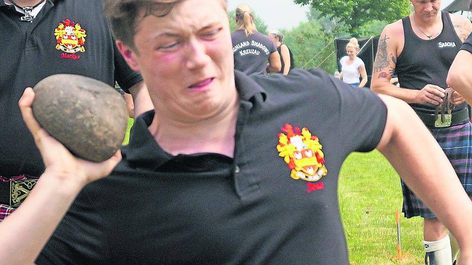  Der 17-jährige Jonas Blaczek benötigt ganz schön viel Kraft und Muskeln bei den „Highland Games“. 